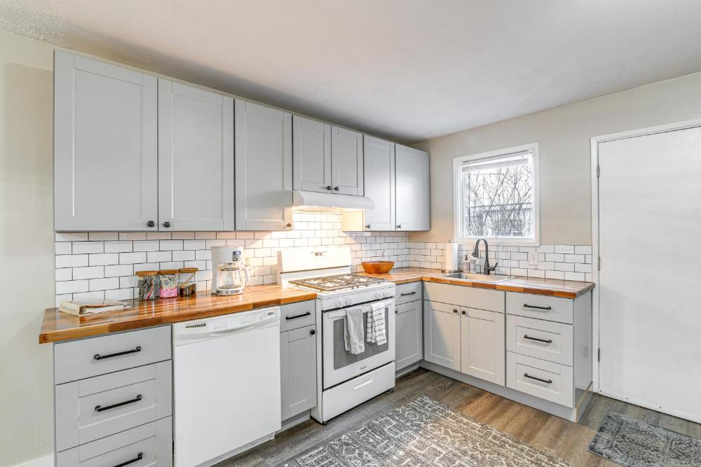 Close to Downtown and Parks Modern Anchorage Home